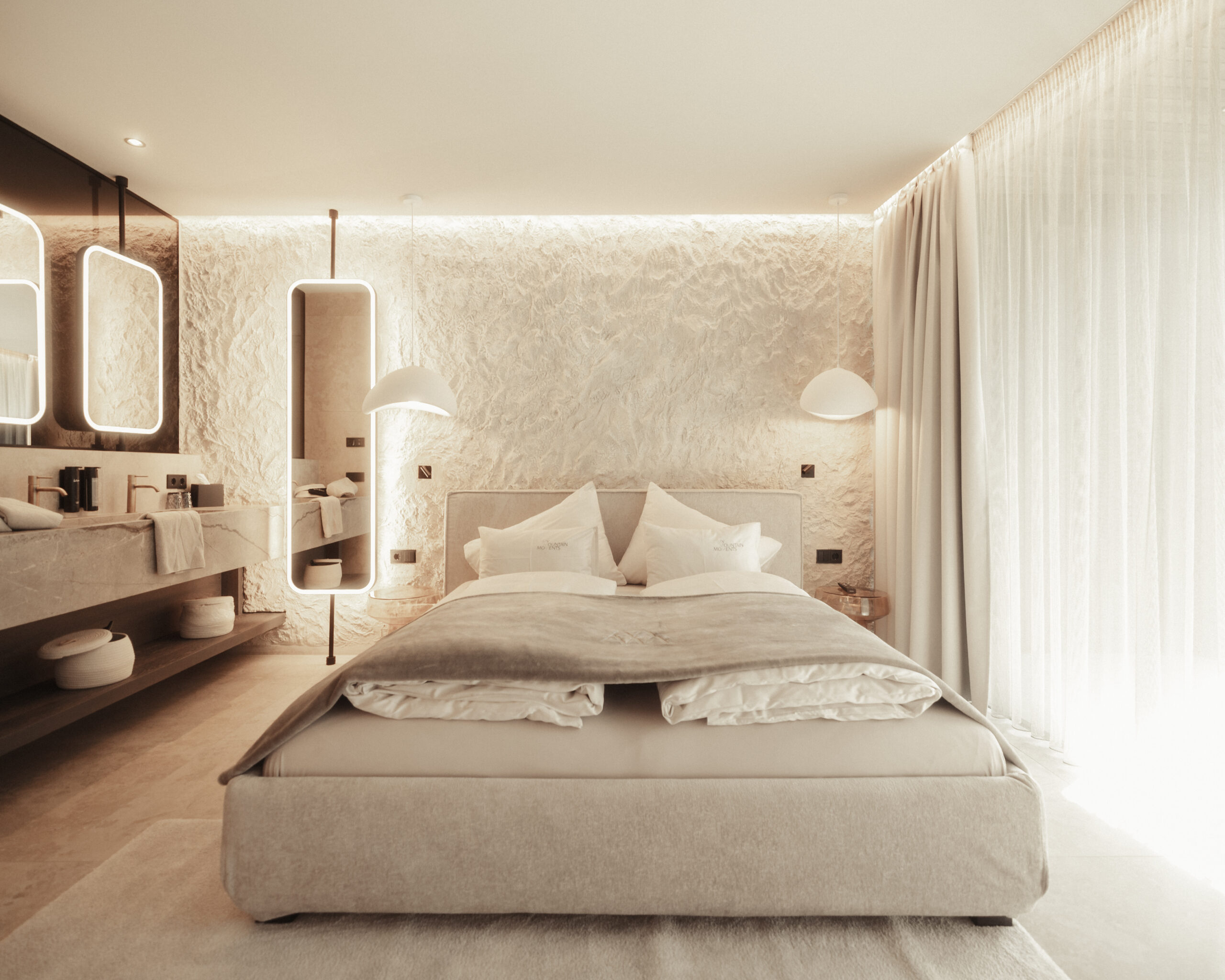 Helles Cave Design Zimmer mit Felswand und Doppelbett im My Mountain Moments