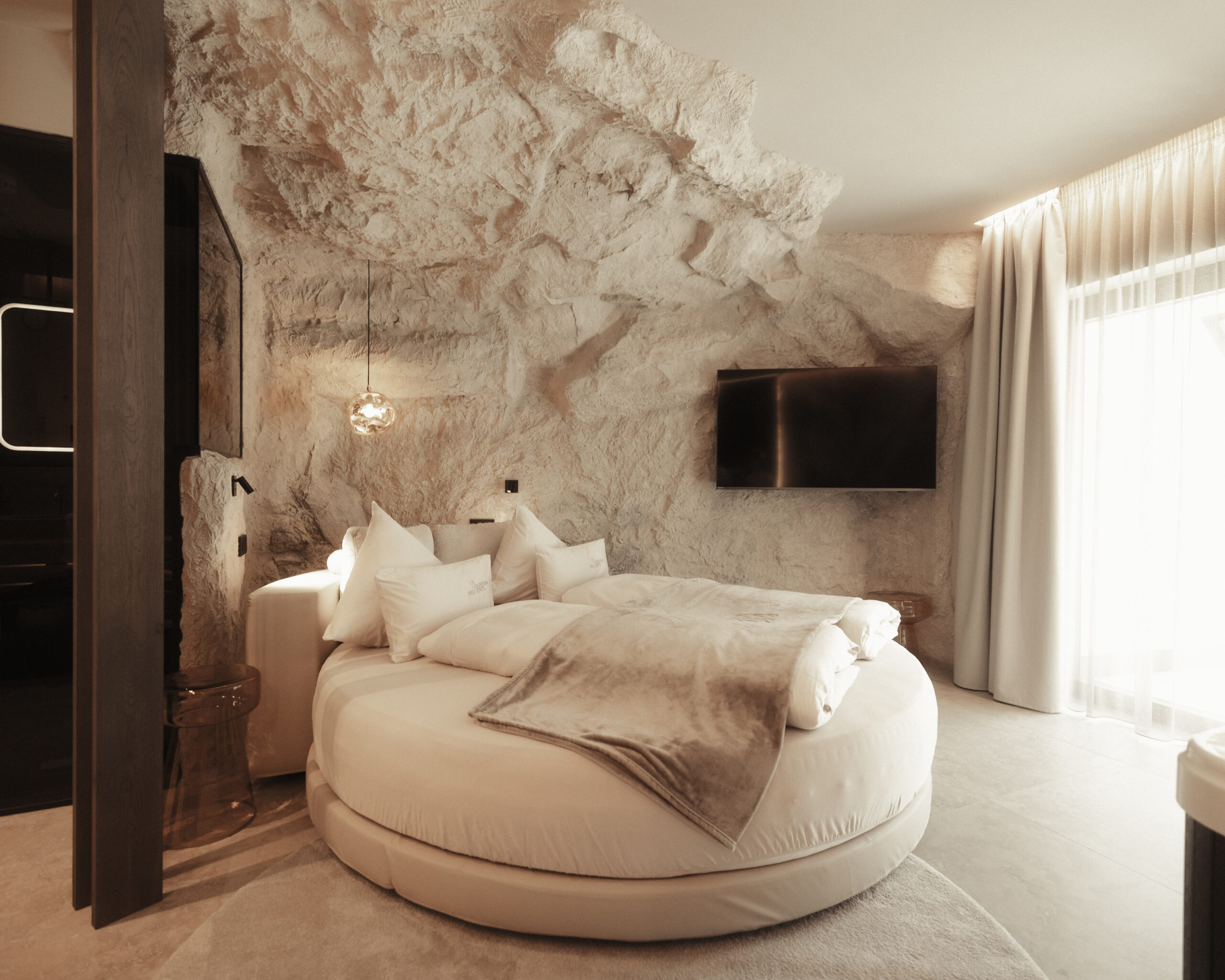 Cave Design Zimmer mit Felswand und Doppelbett im My Mountain Moments